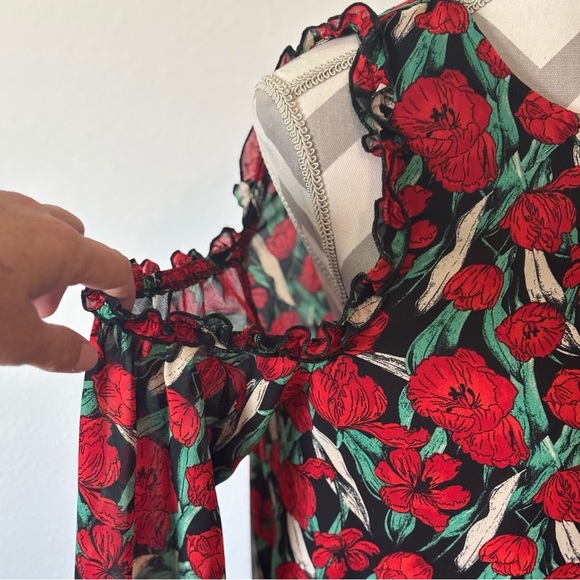 Women’s Krazy Kat Floral Cold Shoulder Blouse Size Medium Red Black Ruffle Hem - Picture 3 of 10